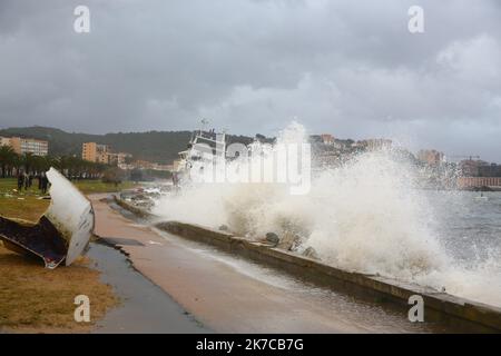 ©PHOTOPQR/CORSE MATIN/Florent Selvini ; 28/12/2020 ; Bateau Phares et Balises echouees Quai des Torpilleurs tempete Bella - 2020/12/28. Schlechtes Wetter und Bodenschiff in Korsika, Südfrankreich, wegen Bella Sturm. Stockfoto