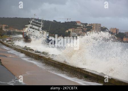 ©PHOTOPQR/CORSE MATIN/Florent Selvini ; 28/12/2020 ; Bateau Phares et Balises echouees Quai des Torpilleurs Installation du Barrage anti-Pollution tempete Bella - 2020/12/28. Schlechtes Wetter und Bodenschiff in Korsika, Südfrankreich, wegen Bella Sturm. Stockfoto