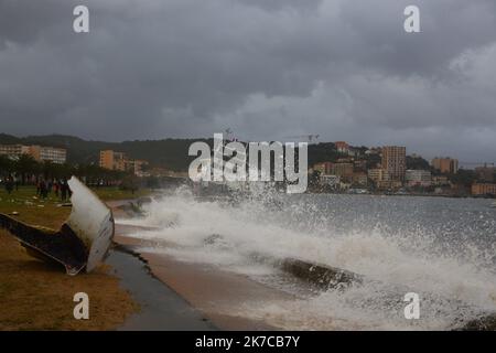 ©PHOTOPQR/CORSE MATIN/Florent Selvini ; 28/12/2020 ; Bateau Phares et Balises echouees Quai des Torpilleurs tempete Bella - 2020/12/28. Schlechtes Wetter und Bodenschiff in Korsika, Südfrankreich, wegen Bella Sturm. Stockfoto