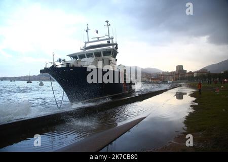 ©PHOTOPQR/CORSE MATIN/Florent Selvini ; 28/12/2020 ; Bateau Phares et Balises echouees Quai des Torpilleurs tempete Bella - 2020/12/28. Schlechtes Wetter und Bodenschiff in Korsika, Südfrankreich, wegen Bella Sturm. Stockfoto