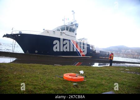 ©PHOTOPQR/CORSE MATIN/Florent Selvini ; 28/12/2020 ; Bateau Phares et Balises echouees Quai des Torpilleurs tempete Bella - 2020/12/28. Schlechtes Wetter und Bodenschiff in Korsika, Südfrankreich, wegen Bella Sturm. Stockfoto