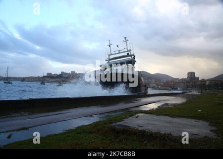 ©PHOTOPQR/CORSE MATIN/Florent Selvini ; 28/12/2020 ; Bateau Phares et Balises echouees Quai des Torpilleurs tempete Bella - 2020/12/28. Schlechtes Wetter und Bodenschiff in Korsika, Südfrankreich, wegen Bella Sturm. Stockfoto