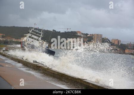 ©PHOTOPQR/CORSE MATIN/Florent Selvini ; 28/12/2020 ; Bateau Phares et Balises echouees Quai des Torpilleurs tempete Bella - 2020/12/28. Schlechtes Wetter und Bodenschiff in Korsika, Südfrankreich, wegen Bella Sturm. Stockfoto