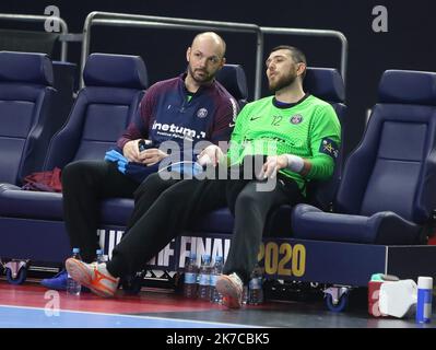 ©Laurent Lairys/MAXPPP - Vincent Gerard und Yann Gentil aus Paris Saint Germain während des EHF Champions League, Final Four, 3. Place Handball Match zwischen Telekom Veszprem HC und Paris Saint-Germain am 29. Dezember 2020 in der Lanxess Arena in Köln, Deutschland - Foto Laurent Lairys / MAXPPP Stockfoto