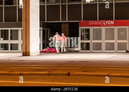 ©Nicolas Beaumont / Le Pictorium/MAXPPP - Nicolas Beaumont / Le Pictorium - 30/12/2020 - Frankreich / Auvergne-Rhone-Alpes / Lyon - des Benevoles de la Croix-Rouge Francaise en maraude se rendent aupres de sans-abris. / 30/12/2020 - Frankreich / Auvergne-Rhone-Alpes / Lyon - marodierende Freiwillige des französischen Roten Kreuzes gehen zu Obdachlosen. Stockfoto