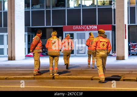 ©Nicolas Beaumont / Le Pictorium/MAXPPP - Nicolas Beaumont / Le Pictorium - 30/12/2020 - Frankreich / Auvergne-Rhone-Alpes / Lyon - des Benevoles de la Croix-Rouge Francaise en maraude se rendent aupres de sans-abris. / 30/12/2020 - Frankreich / Auvergne-Rhone-Alpes / Lyon - marodierende Freiwillige des französischen Roten Kreuzes gehen zu Obdachlosen. Stockfoto