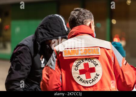 ©Nicolas Beaumont / Le Pictorium/MAXPPP - Nicolas Beaumont / Le Pictorium - 30/12/2020 - Frankreich / Auvergne-Rhone-Alpes / Lyon - UN benevole de la Croix-Rouge Francaise en maraude ecoute une personne sans-abris. / 30/12/2020 - Frankreich / Auvergne-Rhone-Alpes / Lyon - Ein marodierender Freiwilliger des Französischen Roten Kreuzes hört einem Obdachlosen zu. Stockfoto