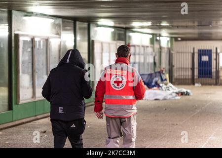 ©Nicolas Beaumont / Le Pictorium/MAXPPP - Nicolas Beaumont / Le Pictorium - 30/12/2020 - Frankreich / Auvergne-Rhone-Alpes / Lyon - UN benevole de la Croix-Rouge Francaise en maraude ecoute une personne sans-abris. / 30/12/2020 - Frankreich / Auvergne-Rhone-Alpes / Lyon - Ein marodierender Freiwilliger des Französischen Roten Kreuzes hört einem Obdachlosen zu. Stockfoto