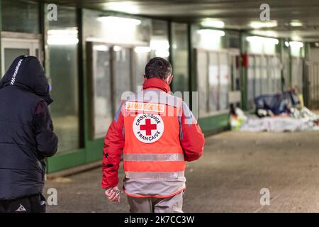 ©Nicolas Beaumont / Le Pictorium/MAXPPP - Nicolas Beaumont / Le Pictorium - 30/12/2020 - Frankreich / Auvergne-Rhone-Alpes / Lyon - UN benevole de la Croix-Rouge Francaise en maraude ecoute une personne sans-abris. / 30/12/2020 - Frankreich / Auvergne-Rhone-Alpes / Lyon - Ein marodierender Freiwilliger des Französischen Roten Kreuzes hört einem Obdachlosen zu. Stockfoto