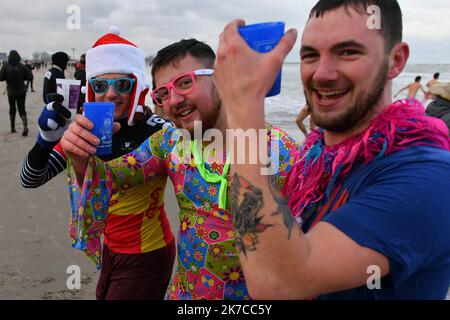 ©PHOTOPQR/VOIX DU Nord/Baziz Chibane ; 01/01/2021 ; DUNKERQUE - Le: 01/01/2021 - Le bain des givres a ete officilement interdit pour des raisons de covid19. Des particuliers se sont tout de meme baigne. FOTO: BAZIZ CHIBANE : LA VOIX DU Nord Neujahrsbad in Dünkirchen am 01. Januar 2021 Stockfoto