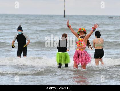 ©PHOTOPQR/VOIX DU Nord/Baziz Chibane ; 01/01/2021 ; DUNKERQUE - Le: 01/01/2021 - Le bain des givres a ete officilement interdit pour des raisons de covid19. Des particuliers se sont tout de meme baigne. FOTO: BAZIZ CHIBANE : LA VOIX DU Nord Neujahrsbad in Dünkirchen am 01. Januar 2021 Stockfoto