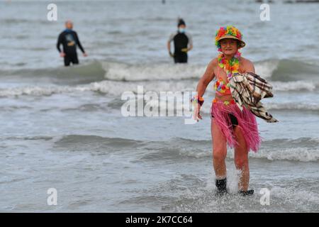 ©PHOTOPQR/VOIX DU Nord/Baziz Chibane ; 01/01/2021 ; DUNKERQUE - Le: 01/01/2021 - Le bain des givres a ete officilement interdit pour des raisons de covid19. Des particuliers se sont tout de meme baigne. FOTO: BAZIZ CHIBANE : LA VOIX DU Nord Neujahrsbad in Dünkirchen am 01. Januar 2021 Stockfoto