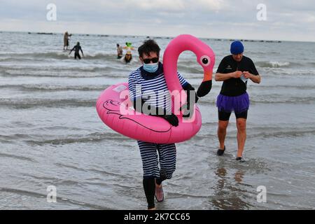 ©PHOTOPQR/VOIX DU Nord/Baziz Chibane ; 01/01/2021 ; DUNKERQUE - Le: 01/01/2021 - Le bain des givres a ete officilement interdit pour des raisons de covid19. Des particuliers se sont tout de meme baigne. FOTO: BAZIZ CHIBANE : LA VOIX DU Nord Neujahrsbad in Dünkirchen am 01. Januar 2021 Stockfoto