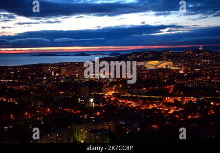 â©PHOTOPQR/LA PROVENCE/GEORGES ROBERT ; Marseille ; 01/01/2021 ; Premier coucher de Soleil de 2021 sur la rade de Marseille et la ville depuis les hauteurs du ChÃ¢teau Berger dans le 9e Arrondissement de la ville . Illustration erster Sonnenuntergang 2021 in Marseille Stockfoto