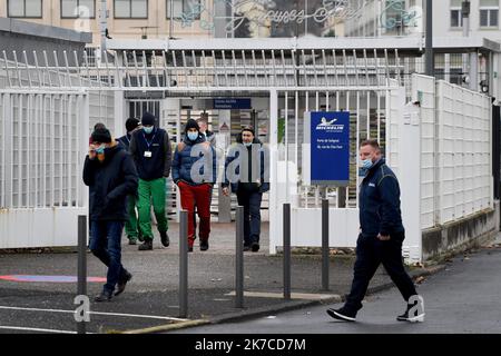 ©PHOTOPQR/LA MONTAGNE/Rémi DUGNE ; ; 06/01/2021 ; Illustration Personnel Michelin, sortie d'usine, Mitarbeiter, Salariés, Plan Social. Michelin site de Cataroux à Clermont-Ferrand le 6 janvier 2021. Foto Remi Dugne Arbeiter am Eingang der Cataroux Michelin Fabrik in Clermont-Ferrand, Mittelfrankreich, am 6. Januar 2021, als die Reifengruppe den Verlust von Arbeitsplätzen bekannt gab. Stockfoto