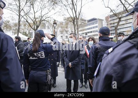 07/01/2021 - Frankreich / Paris. @ Pool/ Pierre VASSAL/Maxppp Didier Lallement, prefet de Police de Paris, Greald Darmanin, Ministre de l'Interieur, et Anne Hidalgo, maire de Paris, Saluent les policiers presents lors de la Ceremonie en Hommage au leutnant de Police Ahmed Merabet, victime lors de l'attaque contre la Redaktion du Journal satirique Charlie Hebdo. Tribut am 7. Januar 2021 in Paris vor Charlie Hebdo's ehemaligen Büros gelegt, während einer Zeremonie anlässlich des sechsten Jahrestages des Angriffs der satirischen Zeitschrift, die 12 Menschen getötet hat. Stockfoto