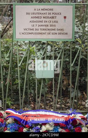 07/01/2021 - Frankreich / Paris. @ Pool/ Pierre VASSAL/Maxppp des gerbes de fleurs ont ete deposee devant la Plaque memoire du leutnant de Police Ahmed Merabet, lors de la Ceremonie en Hommage au leutnant de Police Ahmed Merabet, victime lors de l'attaque contre la redaction du Journal satirique Charlie Hebdo. Tribut am 7. Januar 2021 in Paris vor Charlie Hebdo's ehemaligen Büros gelegt, während einer Zeremonie anlässlich des sechsten Jahrestages des Angriffs der satirischen Zeitschrift, die 12 Menschen getötet hat. Stockfoto