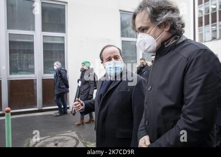 07/01/2021 - Frankreich / Paris. @ Pool/ Pierre VASSAL/Maxppp Francois Hollande, ancien President de la Republique discute avec Riss, desinateur et membre de la Redaktion de Charlie Hebdo a l'issue de la Ceremonie en Hommage aux victimes de l'attaque contre la Redaktion du Journal satirique Charlie Hebdo. Tribut am 7. Januar 2021 in Paris vor Charlie Hebdo's ehemaligen Büros gelegt, während einer Zeremonie anlässlich des sechsten Jahrestages des Angriffs der satirischen Zeitschrift, die 12 Menschen getötet hat. Stockfoto