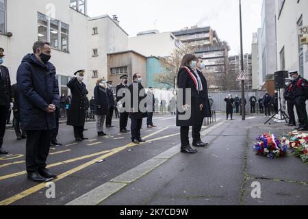 07/01/2021 - Frankreich / Paris. @ Pool/ Pierre VASSAL/Maxppp Anne Hidalgo, Maire de Paris et Gerald Darmanin, Ministre de l'Interieur depositent une gerbe de fleurs et Emmanuel Gregoire, 1er adjoint a la mairie de Paris et Francois Hollande, ancien President de la Republique, Lors de la Ceremonie en Hommage aux victimes de l'attaque contre la redaction du Journal satirique Charlie Hebdo. Tribut am 7. Januar 2021 in Paris vor Charlie Hebdo's ehemaligen Büros gelegt, während einer Zeremonie anlässlich des sechsten Jahrestages des Angriffs der satirischen Zeitschrift, die 12 Menschen getötet hat. Stockfoto