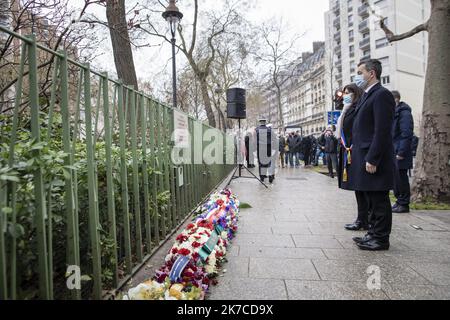 07/01/2021 - Frankreich / Paris. @ Pool/ Pierre VASSAL/Maxppp Anne Hidalgo, maire de Paris, et Gerald Darmanin, Ministre de l'Interieur, depositent une gerbe de fleurs lors de la Ceremonie en Hommage au leutnant de Police Ahmed Merabet, victime lors de l'attaque contre la Redaktion du Journal satirique Charlie Hebdo. Tribut am 7. Januar 2021 in Paris vor Charlie Hebdo's ehemaligen Büros gelegt, während einer Zeremonie anlässlich des sechsten Jahrestages des Angriffs der satirischen Zeitschrift, die 12 Menschen getötet hat. Stockfoto