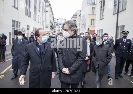 07/01/2021 - Frankreich / Paris. @ Pool/ Pierre VASSAL/Maxppp Francois Hollande, ancien President de la Republique discute avec Riss, desinateur et membre de la Redaktion de Charlie Hebdo a l'issue de la Ceremonie en Hommage aux victimes de l'attaque contre la Redaktion du Journal satirique Charlie Hebdo. Tribut am 7. Januar 2021 in Paris vor Charlie Hebdo's ehemaligen Büros gelegt, während einer Zeremonie anlässlich des sechsten Jahrestages des Angriffs der satirischen Zeitschrift, die 12 Menschen getötet hat. Stockfoto