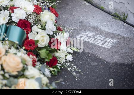 07/01/2021 - Frankreich / Paris. @ Pool/ Pierre VASSAL/Maxppp des gerbes de fleurs sont deposees lors de la Ceremonie en Hommage aux victimes de l'attaque contre la Redaktion du Journal satirique Charlie Hebdo. Tribut am 7. Januar 2021 in Paris vor Charlie Hebdo's ehemaligen Büros gelegt, während einer Zeremonie anlässlich des sechsten Jahrestages des Angriffs der satirischen Zeitschrift, die 12 Menschen getötet hat. Stockfoto