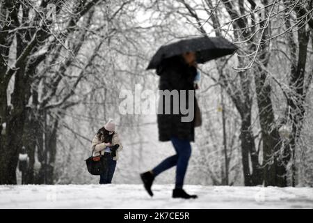 ©PHOTOPQR/L'EST REPUBLICAIN/ALEXANDRE MARCHI ; NANCY ; 14/01/2021 ; UMWELT - METEO - METEOROLOGIE - NEIGE - FROID - HIVER. Nancy, 14. Januar 2021. Des personnes marchent dans la neige sur la grande allée du Parc de la Pépinière. FOTO Alexandre MARCHI. - Schneewelle traf Nordostfrankreich am 14. 2021. januar Stockfoto