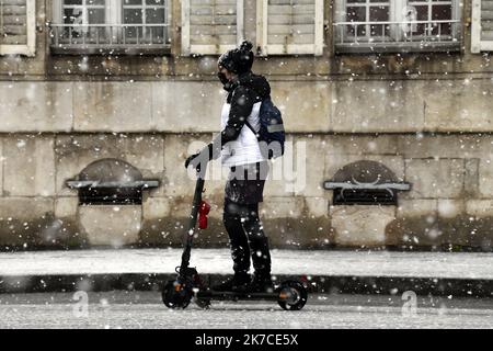 ©PHOTOPQR/L'EST REPUBLICAIN/ALEXANDRE MARCHI ; NANCY ; 14/01/2021 ; UMWELT - METEO - METEOROLOGIE - NEIGE - FROID - HIVER. Nancy, 14. Januar 2021. Une personne fait de la trottinette électrique dans la neige sur l'Avenue de Strasbourg. FOTO Alexandre MARCHI. - Schneewelle traf Nordostfrankreich am 14. 2021. januar Stockfoto