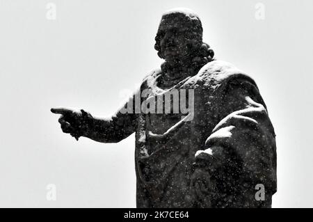 ©PHOTOPQR/L'EST REPUBLICAIN/ALEXANDRE MARCHI ; NANCY ; 14/01/2021 ; UMWELT - METEO - METEOROLOGIE - NEIGE - FROID - HIVER. Nancy, 14. Januar 2021. La Statue de Stanislas LESZCZYNSKI recouverte de son manteau Blanc de neige. FOTO Alexandre MARCHI. - Schneewelle traf Nordostfrankreich am 14. 2021. januar Stockfoto