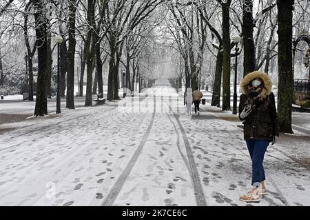 ©PHOTOPQR/L'EST REPUBLICAIN/ALEXANDRE MARCHI ; NANCY ; 14/01/2021 ; UMWELT - METEO - METEOROLOGIE - NEIGE - FROID - HIVER. Nancy, 14. Januar 2021. Des personnes marchent dans la neige sur la grande allée du Parc de la Pépinière. FOTO Alexandre MARCHI. - Schneewelle traf Nordostfrankreich am 14. 2021. januar Stockfoto