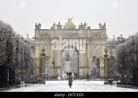 ©PHOTOPQR/L'EST REPUBLICAIN/ALEXANDRE MARCHI ; NANCY ; 14/01/2021 ; UMWELT - METEO - METEOROLOGIE - NEIGE - FROID - HIVER. Nancy, 14. Januar 2021. Des personnes marchent dans la neige sur la Place de la Carrière avec, en arrière Plan, l'Arc Héré et la Place Stanislas. FOTO Alexandre MARCHI. - Schneewelle traf Nordostfrankreich am 14. 2021. januar Stockfoto