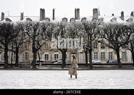 ©PHOTOPQR/L'EST REPUBLICAIN/ALEXANDRE MARCHI ; NANCY ; 14/01/2021 ; UMWELT - METEO - METEOROLOGIE - NEIGE - FROID - HIVER. Nancy, 14. Januar 2021. Une personne marche dans la neige sur la Place de la Carrière. FOTO Alexandre MARCHI. - Schneewelle traf Nordostfrankreich am 14. 2021. januar Stockfoto