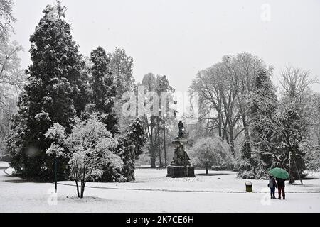 ©PHOTOPQR/L'EST REPUBLICAIN/ALEXANDRE MARCHI ; NANCY ; 14/01/2021 ; UMWELT - METEO - METEOROLOGIE - NEIGE - FROID - HIVER. Nancy, 14. Januar 2021. Des personnes marchent dans la neige sur la grande allée du Parc de la Pépinière. FOTO Alexandre MARCHI. - Schneewelle traf Nordostfrankreich am 14. 2021. januar Stockfoto