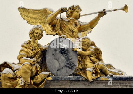 ©PHOTOPQR/L'EST REPUBLICAIN/ALEXANDRE MARCHI ; NANCY ; 14/01/2021 ; UMWELT - METEO - METEOROLOGIE - NEIGE - FROID - HIVER. Nancy, 14. Januar 2021. Le Monument de la Renommée, au sommet de l'Arc Héré, recouvert de son manteau Blanc de neige sur la Place Stanislas. FOTO Alexandre MARCHI. - Schneewelle traf Nordostfrankreich am 14. 2021. januar Stockfoto