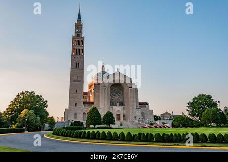 Die Basilika in der Abenddämmerung, Katholische Universität, Washington, DC USA, Washington, District of Columbia Stockfoto