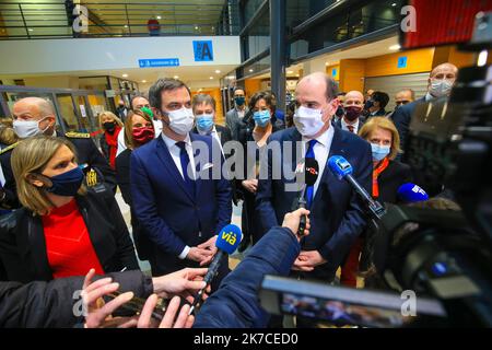 ©PHOTOPQR/LE REPUBLICAIN LORRAIN/Pascal BROCARD ; Metz ; 14/01/2021 ; Déplacement de M. Jean CASTEX, Premier Ministre avec M. Olivier VÉRAN, Ministre des Solidarités et de la Santé, Mme Agnès PANNIER-RUNACHER, Ministre déléguée auprès du Ministre de l'Économie, des Finances et de la Relance, chargée et de Brigitte DE l'Industrie, Brigitte BOURGUIGNON ministre déléguée auprès du Ministre des Solidarités et de la Santé, chargée de l'Autonomie- visite de l'Hôpital de Mercy. Der französische Gesundheitsminister Olivier Veran bei einem Besuch des Hostipal in Troyes, Frankreich, am 15. Januar 2021 Stockfoto