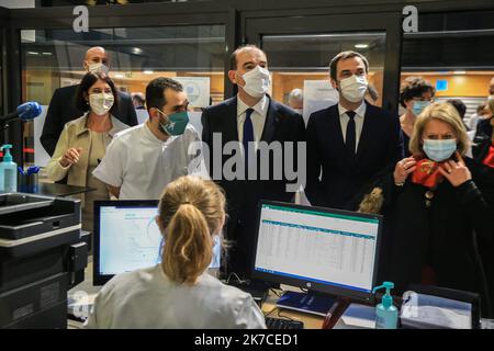 ©PHOTOPQR/LE REPUBLICAIN LORRAIN/Pascal BROCARD ; Metz ; 14/01/2021 ; Déplacement de M. Jean CASTEX, Premier Ministre avec M. Olivier VÉRAN, Ministre des Solidarités et de la Santé, Mme Agnès PANNIER-RUNACHER, Ministre déléguée auprès du Ministre de l'Économie, des Finances et de la Relance, chargée et de Brigitte DE l'Industrie, Brigitte BOURGUIGNON ministre déléguée auprès du Ministre des Solidarités et de la Santé, chargée de l'Autonomie- visite de l'Hôpital de Mercy. Centre de Vaccination pour le personnel soignant. Der französische Gesundheitsminister Olivier Veran bei einem Besuch des Hostipal in Troyes, c Stockfoto