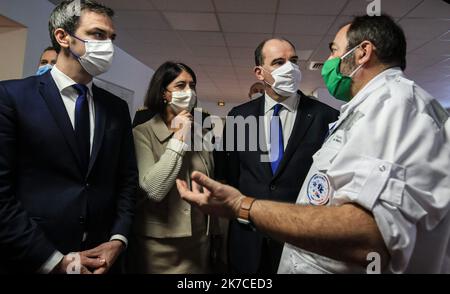 ©PHOTOPQR/LE REPUBLICAIN LORRAIN/Pascal BROCARD ; Metz ; 14/01/2021 ; Déplacement de M. Jean CASTEX, Premier Ministre avec M. Olivier VÉRAN, Ministre des Solidarités et de la Santé, Mme Agnès PANNIER-RUNACHER, Ministre déléguée auprès du Ministre de l'Économie, des Finances et de la Relance, chargée et de Brigitte DE l'Industrie, Brigitte BOURGUIGNON ministre déléguée auprès du Ministre des Solidarités et de la Santé, chargée de l'Autonomie- visite de l'Hôpital de Mercy. Visite du Centre d'Appel du SAMU en compagnie de Marie Odile Saillard directrice de l'Hôpital de Mercy et François Braun Gönner de Stockfoto