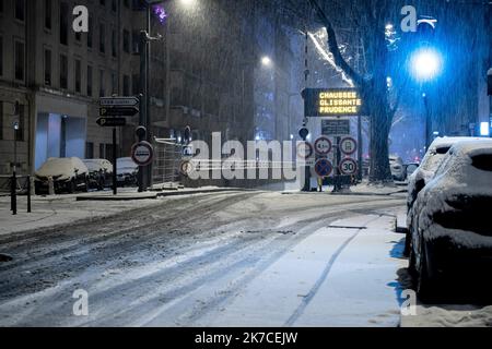 ©Nicolas Beaumont / Le Pictorium/MAXPPP - Nicolas Beaumont / Le Pictorium - 16/1/2021 - Frankreich / Auvergne-Rhone-Alpes / Lyon - Rue de Lyon recouverte de neige / 16/1/2021 - Frankreich / Auvergne-Rhone-Alpes / Lyon - die schneebedeckte Straße von Lyon Stockfoto