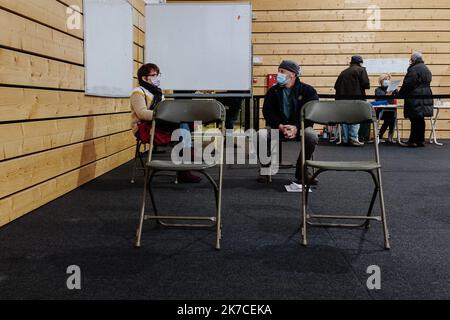 ©Jan Schmidt-Whitley/Le Pictorium/MAXPPP - Jan Schmidt-Whitley/Le Pictorium - 16/1/2021 - Frankreich / Val d'Oise / Taverny - Francoise (55 ans) patiente avec son collegue Pierre (56 ans). ILS travaillent tous les deux pour une Association qui prend en Charge des personnes handicapees et autistes. Une fois le rendez-vous confirme, les patients attendent qu'une infirmiere vienne proceder avec la Premiere injection. Depuis une semaine, le Centre de Vaccine Covid-19 de Taverny Vaccine les personnels de sante dans le Departement du Val d'Oise. Le Centre a ete MIS sur pied par la mairie en collabor Stockfoto