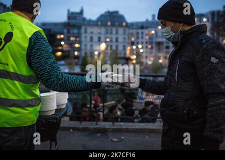 ©Sadak Souici / Le Pictorium/MAXPPP - Sadak Souici / Le Pictorium - 10/12/2020 - Paris 19 / Paris 19 / Paris 19 - l'Association s'adapte a la Situation actuelle et met en place des mesures d'Hygiene renforcees et une logistique dediee (reduction des interactions avec les beneficiaires au minimum, Abseilen des gestes barrieres a adopter, Port du Masque obligatoire et groupe restrein au minimum). L'Association -Chorba pour tous- apporte un soutien aux familles dans l'apprentissage et les aides sociales. / 10/12/2020 - Paris 19. Bezirk (19. Arrondissement von Paris) / Paris 19. Bezirk (19. Stockfoto