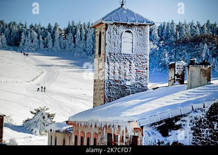 ©PHOTOPQR/LE PROGRES/Richard MOUILLAUD - Le Bessat 19/01/2021 - le 21/01/2021 Neige à La Jasserien dans le Parc du Pilat près du Bessat -Neige à La Jasserien dans le Parc du Pilat près du Bessat La Jasserien du Pilat : Auberge du Pilat La Brasserie du Pilat La Brasserie du Pilat e st une Auberge du Mont Pilat, perchée à 1310 mètres d’altitude au pied du Crêt de la Perdrix, Point culminant du Pilat à 1434 mètres d’altitude. Le Restaurant est situé entre les communes du Bessat et de La Vale en Gier. - 2021/01/21. Schwere Schneefälle in Frankreich. Stockfoto