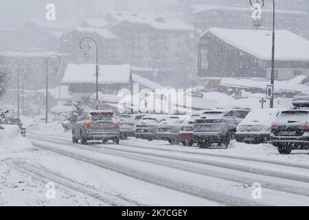 ©Giacomo Italiano/MAXPPP - verschiedene Illustrationen während des Winters im Skigebiet La Clusaz in der Haute-Savoie in den französischen Alpen. Schlechtes Schneewetter im Dorf. Frankreich, Januar 2021. Fotograf : Giacomo Italiano / MaxPPP Illustrationen diverses en hiver a la Station de Ski de La Clusaz en Haute Savoie dans les alpes francaises. Mauvaise-Meteo, Temps neigeux au Village. Frankreich, Januar 2021. Photographie : Giacomo Italiano / MaxPPP Stockfoto