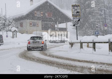 ©Giacomo Italiano/MAXPPP - verschiedene Illustrationen während des Winters im Skigebiet La Clusaz in der Haute-Savoie in den französischen Alpen. Schlechtes Schneewetter im Dorf. Frankreich, Januar 2021. Fotograf : Giacomo Italiano / MaxPPP Illustrationen diverses en hiver a la Station de Ski de La Clusaz en Haute Savoie dans les alpes francaises. Mauvaise-Meteo, Temps neigeux au Village. Frankreich, Januar 2021. Photographie : Giacomo Italiano / MaxPPP Stockfoto