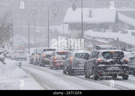 ©Giacomo Italiano/MAXPPP - verschiedene Illustrationen während des Winters im Skigebiet La Clusaz in der Haute-Savoie in den französischen Alpen. Schlechtes Schneewetter im Dorf. Frankreich, Januar 2021. Fotograf : Giacomo Italiano / MaxPPP Illustrationen diverses en hiver a la Station de Ski de La Clusaz en Haute Savoie dans les alpes francaises. Mauvaise-Meteo, Temps neigeux au Village. Frankreich, Januar 2021. Photographie : Giacomo Italiano / MaxPPP Stockfoto