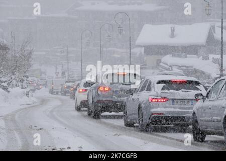 ©Giacomo Italiano/MAXPPP - verschiedene Illustrationen während des Winters im Skigebiet La Clusaz in der Haute-Savoie in den französischen Alpen. Schlechtes Schneewetter im Dorf. Frankreich, Januar 2021. Fotograf : Giacomo Italiano / MaxPPP Illustrationen diverses en hiver a la Station de Ski de La Clusaz en Haute Savoie dans les alpes francaises. Mauvaise-Meteo, Temps neigeux au Village. Frankreich, Januar 2021. Photographie : Giacomo Italiano / MaxPPP Stockfoto