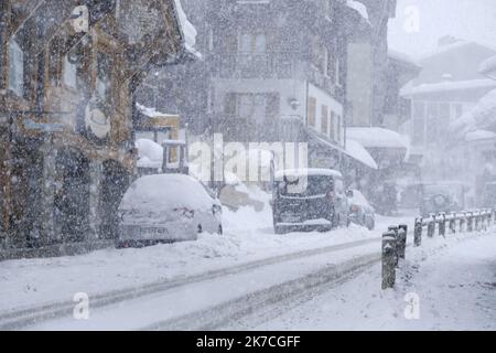 ©Giacomo Italiano/MAXPPP - verschiedene Illustrationen während des Winters im Skigebiet La Clusaz in der Haute-Savoie in den französischen Alpen. Schlechtes Schneewetter im Dorf. Frankreich, Januar 2021. Fotograf : Giacomo Italiano / MaxPPP Illustrationen diverses en hiver a la Station de Ski de La Clusaz en Haute Savoie dans les alpes francaises. Mauvaise-Meteo, Temps neigeux au Village. Frankreich, Januar 2021. Photographie : Giacomo Italiano / MaxPPP Stockfoto