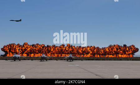 Simulierte Bombenangriffe, Feuerball, während einer Flugshow in Edwards AFB in der Mojave-Wüste. Stockfoto