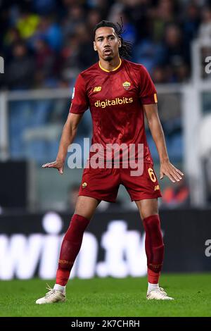 Genua, Italien. 17. Oktober 2022. Chris Smalling von AS Roma Gesten während des Fußballspiels der Serie A zwischen UC Sampdoria und AS Roma. Kredit: Nicolò Campo/Alamy Live Nachrichten Stockfoto