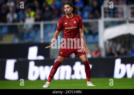 Genua, Italien. 17. Oktober 2022. Chris Smalling von AS Roma Gesten während des Fußballspiels der Serie A zwischen UC Sampdoria und AS Roma. Kredit: Nicolò Campo/Alamy Live Nachrichten Stockfoto